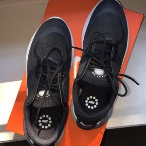 black nike joyride dual run tennis shoes